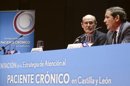 El exconsejero de Sanidad del País Vasco, Rafael Bengoa (i), y el consejero de Sanidad de la Junta de Castilla y León, Antonio Sáez (d), durante la inauguración de la Jornada de presentación de la Estrategia de Atención al Paciente Crónico que ha tenido lugar esta mañana en Valladolid. efe