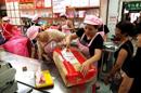 Clientes esperan que varios empleados verifiquen los recibos de productos fabricados con aceite reciclado de desechos, en una pastelería de Keelung (Taiwán). El Gobierno de Kaohsiung City sancionó a la compañía Chang Guann Co, que vendió toneladas de aceite reciclado de desechos a empresas y restaurantes. EFE