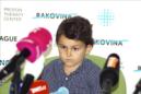 Ashya King, el niño británico que hace un año fue sometido en Praga a una radiación de protones para curar un tumor cerebral, durante la rueda de prensa ofrecida tras la visita que ha realizado hoy con su padre y sus hermanos, al Proton Therapy Center (PTC) de Praga. EFE