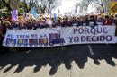 Cabecera de la manifestación celebrada hoy en Madrid entre Atocha y la plaza de Neptuno contra la reforma del aborto planeada por el PP, al grito de "Gallardón dimisión", en alusión al ministro de Justicia, con pancartas con lemas como "Decidir nos hace libres" . EFE/Archivo