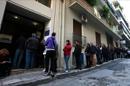 Desemplados hacen cola en una oficina del Servicio Nacional de Empleo para recoger cheques de ayuda, en Atenas (Grecia). EFE/Archivo