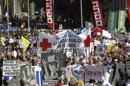Usuarios y profesiones de la sanidad pública madrileña se manifiestan en la plaza de Cibeles en la duodécima 'marea blanca' de protesta contra el plan sanitario de la Comunidad de Madrid. EFE/Archivo