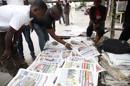 Personas leen en una calle en Lagos, Nigeria, diversos diarios en los que se anuncia el sábado 26 de julio de 2014 la muerte de una persona liberiana en el país a causa del virus del Ebola. Debido a este virus han muerto más de 660 personas en el oeste de Africa, según autoridades de la región. (AP Foto/Sunday Alamba)