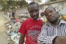 Fotografía facilitada por "Selfie-Lixo" ("selfi basura" en español), de dos jóvenes que posan delante de un montón de basura acumulada en una calle de Luanda y que forma parte de una campaña de selfis posando en vías repletas de escombros para denunciar el grave problema público de salubridad que afecta a millones de ciudadanos y que persigue soluciones a través de la provocación, con poses serias y repulsivas en calles abarrotadas de basura, que se expanden por las redes sociales. EFE