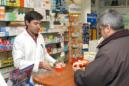 Un hombre adquiere un medicamento en una farmacia de Madrid. EFE/Archivo