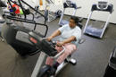 Carolyn Law se ejercita en el gimnasio Healthy Living Center ubicado dentro del supermercado Hannaford, en Albany, Nueva York, el 18 de abril de 2014. Hannaford instaló un gimnasio gratuito dentro del mismo local como una forma de promover la salud. (Foto AP/Mike Groll)