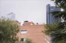 Agentes de la Policía Nacional a las puertas del Hospital Carlos III de Madrid, donde permanece ingresada Teresa Romero, la auxiliar de enfermería contagiada por el virus del ébola, y otras dieciséis personas sin síntomas de contagio están en observación. EFE