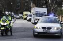 Varios coches de policía escoltan una ambulancia de la Real Fuerza Aérea británica (RAF), en la que viaja la sanitaria británica infectada por el virus del ébola en Sierra Leona, en Londres, Reino Unido. EFE/Archivo