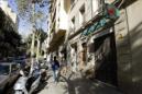 Una persona camina ante la fachada de una farmacia cerrada en el centro de Barcelona. EFE/Archivo