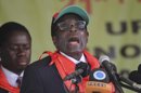 El presidente de Zimbabue Robert Mugabe durante los actos de celebración de su 88 cumpleaños, en el estadio Sakubva, de Mutare, el pasado 25 de febrero. EFE/Archivo