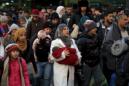 Refugiados e inmigrantes desembarcan de un ferry a su llegada al puerto ateniense de El Pireo procedentes de la isla de Lesbos (Grecia). EFE/Archivo