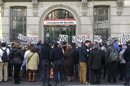 Varias decenas de personas participaron ayer en una concentración frente a la Dirección General de Recursos Humanos de la Consejería de Sanidad convocada por la Coordinadora de Hospitales y Centros Sanitarios con el lema "Con menos personal, peor calidad asistencial. Renovación de todos los contratos. Aquí no sobra nadie". EFE