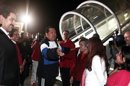 Fotografía cedida por el Palacio de Miraflores del presidente venezolano, Hugo Chávez (c), acompañado de familiares y miembros de su gabinete, antes de viajar hacia La Habana el pasado mes de abril. EFE/Archivo