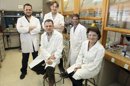 La directora del grupo de investigación de Procesos Catalíticos en Síntesis Orgánica de la Universidad de Alicante, Carmen Nájera Domingo (d), y uno de los científicos del equipo, José Miguel Sansano (2i - sentado), posan junto a los doctorandos que participan en el proyecto en el laboratorio del departamento de Química Orgánica. EFELa directora del grupo de investigación de Procesos Catalíticos en Síntesis Orgánica de la Universidad de Alicante, Carmen Nájera Domingo (sentada), y uno de los científicos del equipo, José Miguel Sansano (sentado), posan junto a los doctorandos que participan en el proyecto en el laboratorio del departamento de Química Orgánica. EFE
