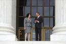 La juez de origen hispano Sonia Sotomayor (i) habla con el presidente del Tribunal Supremo, John Roberts, después de la ceremonia formal de investidura de la juez en el Tribunal Supremo de EEUU en Washington, D.C., EE.UU. EFE/Archivo