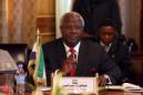 El vicepresidente de Sierra Leona, Alhaji Samsumana, se ha puesto él mismo en cuarentena tras morir por el virus de ébola uno de sus guardaespaldas, después de que el presidente de su país, Ernest Bai Koroma ( en la imagen), levantara el 23 de enero las medidas de cuarentena. EFE/Archivo