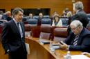 El presidente de la Comunidad de Madrid, Ignacio González (i), conversa con el consejero de Sanidad, Javier Rodríguez (d), al que ha cesado hoy. EFE/Archivo