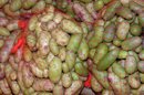 Bolsas de patatas en un comercio. La patata es un tubérculo rico en fécula, principios minerales, vitaminas y proteínas, al que se atribuyen propiedades medicinales contra enfermedades del aparato digestivo, artritis, gota, reumatismos y algunas enfermedades de la piel. EFE/Archivo