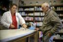 Un vecino de la localidad ourensana de Carballeda de Avia compra medicamentos en una farmacia. EFE/Archivo