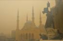 Una tormenta de arena envuelve a la estatua de los mártires hoy en Beirut (Líbano). EFE