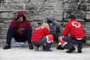 Miembros de Cruz Roja atienden en el puerto de Tarifa (Cádiz) a dos inmigrantes de origen subsahariano. EFE/Archivo