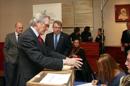 El alcalde de Barcelona, Xavier Trias, médico de formación, vota ante Joan Gené (i) y Jaume Padrós (d), candidatos a la Presidencia del Colegio Oficial de Médicos de Barcelona, durante la jornada electoral que se celebra hoy para renovar al presidente, la junta de gobierno y la asamblea de compromisarios de la institución. EFE