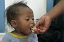 Un niño que padece desnutrición severa es alimentado en el área de pediatría del Hospital Nacional Nicolasa Cruz de Jalapa (Guatemala). EFE/Archivo