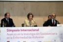 La reina Sofía, junto al presidente de la Junta de Castilla, Juan Vicente Herrera (i), y el rector de la Universidad de Salamanca, Daniel Hernandez Ruiperez (d), ha presidido hoy el III Simposio Internacional "Avances en la investigación sociosanitaria en la enfermedad del Alzheimer" que ha reunido en Salamanca a expertos mundiales en el tratamiento de las demencias. EFE