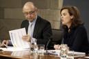 La vicepresidenta del Gobierno, Soraya Sáenz de Santamaría, y el ministro de Hacienda y Administraciones Públicas, Cristóbal Montoro, durante la rueda de prensa tras la reunión del Consejo de Ministros, en el Palacio de la Moncloa. EFE