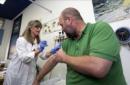Un hombre se vacuna contra la gripe. EFE/Archivo