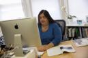 En esta imagen de archivo del 24 de marzo de 2014, Jane Delgado, presidenta de la National Alliance for Hispanic Health, trabaja en su oficina en Washington. Un cambio en los procedimientos del gobierno ha llevado a un gran aumento en la cantidad de personas que pierden su cobertura médica dentro de la ley sanitaria de Obama, debido cuestiones migratorias y de ciudadanía. "Los mismos perros, distintos collares", señala, aludiendo a una antigua expresión española sobre situaciones que no parecen cambiar. (AP Foto/ Evan Vucci, Archivo)