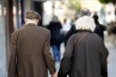 Una pareja de ancianos se dirige a su casa tras hacer la compra. EFE/Archivo