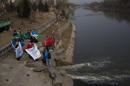 Activistas medioambientales protestan por la contaminación en el río Qinghe en Pekín (China). EFE/Archivo