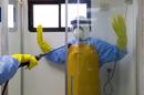 Para evitar un brote del virus en EE.UU., desde octubre en cinco grandes aeropuertos del país -el JFK de Nueva York, Newark (Nueva Jersey), Washington Dulles, Chicago y Atlanta- se toma la temperatura a los pasajeros procedentes de África Occidental. EFE/Archivo