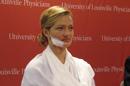 ARCHIVO - En esta imagen del 29 de octubre del 2013, Lessya Kotelevskaya asiste a una conferencia de prensa en Louisville, Kentucky. El lunes 23 de junio del 2014 Kotelevskaya, oriunda de Ucrania, fue sometida a una operación reconstructiva del rostro en el Hospital de la Universidad de Louisville para arreglarle los daños sufridos en el rostro cuando vivía en Kazajistán y donde fue sometida a un tratamiento radiación por un cáncer que no tenía. (Foto AP/Bruce Schreiner, Archivo)