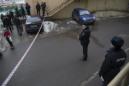 Policías acordonan un área junto a la entrada de una estación del metro en Moscú luego de arrestar a una mujer que llevaba en la mano la cabeza cercenada de un niñito, el lunes, 29 de febrero del 2016. (Foto AP/Alexander Zemlianichenko)