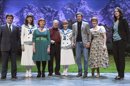 Varios de los actores del musical "Sonrisas y Lagrimas" junto a afectados con la enfermedad del Párkinson y cuidadores, durante el ensayo general del espectáculo que la Federación Española de Párkinson y el laboratorio farmacéutico UCB Iberia han organizado hoy en el Teatro Coliseum de la capital, con motivo del Día Mundial de esta enfermedad que se celebra mañana. EFE