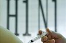 Una enfermera suministra una vacuna contra el virus H1N1. EFE/Archivo