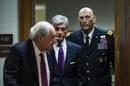 El secretario de Defensa para el Ejército, John McHugh (c), el jefe del Estado Mayor del Ejército estadounidense, el general Raymond T. Odierno (d), acompañan al senador demócrata Carl Levin, antes de comparecer sobre el tiroteo que tuvo lugar ayer en la base militar de Fort Hood (Texas), antes del inicio de una audiencia del Senado en Washington, Estados Unidos. EFE