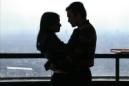 Una pareja se abraza en el Día de San Valentín. EFE/Archivo