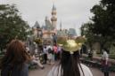 Una mujer con un gorro de Mickey Mouse camina hacia el Castillo de la Bella Durmiente en Disneyland el jueves, 22 de enero del 2015. Un brote de sarampión cuyo origen fue rastreado a parques de Disney en California llevó a una advertencia de que personas no vacunadas contra la contagiosa enfermedad respiratoria no visiten esas instalaciones, al tiempo que el número de casos llegó a 70. (Foto AP/Jae C. Hong)