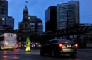 Un miembro de la policía dirige el tráfico en el centro de Adelaida después de que la red eléctrica dejara de funcionar produciendo un apagón en toda la ciudad, Australia. EFE/Archivo