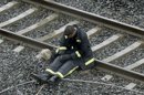 Un voluntario de Protección Civil, descansando cabizbajo en las vías, a la mañana siguiente del accidente de tren ocurrido en las inmediaciones de Santiago de Compostela. EFE/Archivo