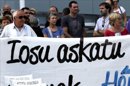 Las diez personas que están en huelga de hambre ante el Hospital Donostia han ofrecido una rueda de prensa hoy a las puertas de este centro sanitario, para exigir la puesta en libertad del preso de ETA Iosu Uribetxebarria. EFE