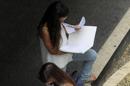 Estudiantes repasan sus apuntes momentos antes de entrar a un examen. EFE/Archivo