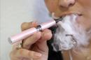 Una mujer fuma un cigarrillo electrónico en Niza (Francia). EFE/Archivo