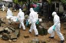 Unos enfermeros liberianos llevan el cadáver de una persona que falleció, supuestamente, a causa del ébolal. EFE/Archivo