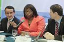 En la imagen, la directora de la Organización Panamericana de la Salud (OPS), Carissa Etienne (c). EFE/Archivo