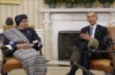 El presidente de Estados Unidos, Barack Obama (d), ofrece una rueda de prensa junto a la presidenta de Liberia, Ellen Johnson Sirleaf (i), antes de su reunión en la Casa Blanca, Washington, Estados Unidos, este 27 de febrero. EFE