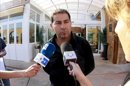 El propietario del restaurante "Marisquería Moreno II", José Luis Moreno, atiende a los medios después de la confirmación que los doce enfermos de Legionella pasaran por su establecimiento. EFE